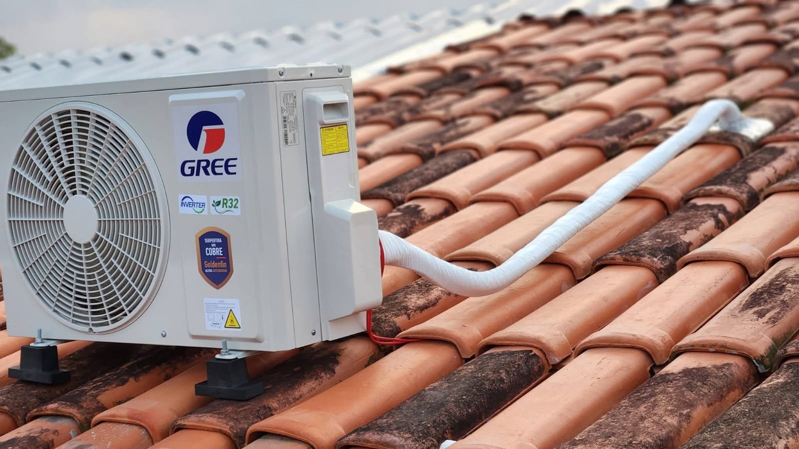 Condensadora Gree instalada em telhado pela Refri Service